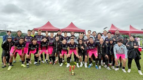 <span lang= gl >Pacho Oliveira, cuarto pola dereita na primeira fila, xunto cos seus xogadores e parte tam�n do primeiro equipo do AC Taipei�posando coa copa de subcampi�n de Liga.</span>