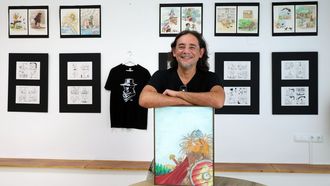 Fran L�pez, Fech�n, posando con su obra expuesta en la pared del arte del �coworking� de Noia