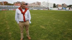 <span lang= gl >Manolo Abalo, presidente do Arousa sobre o terreo de xogo da Lomba.</span>
