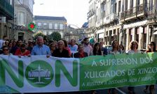 Varios cientos de personas participaron en la manifestaci�n celebrada ayer en Xinzo.