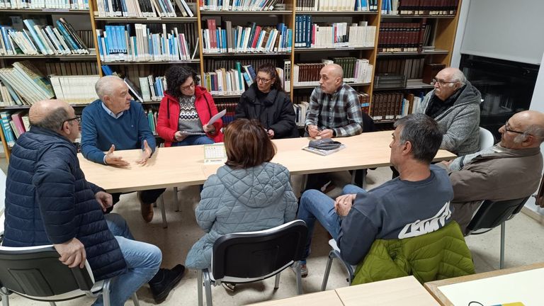 El alcalde Jos Luis Rivera (a la izquierda, al fondo) mantuvo una reunin con cosecheros de aceite y tcnicos municipales 