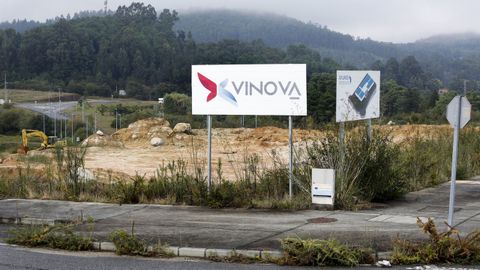 Imagen de archivo con el cartel de Vinova prometiendo una gran planta de congelado que nunca lleg� a levantarse en el pol�gono vilanov�s de Bai�n.