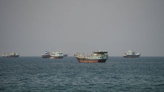 Embarcaciones en el estrecho de Ormuz vistas desde la costa de Om&aacute;n