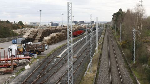 La actual terminal de mercancías de Lugo, en O Ceao, ya tiene los postes de la electrificación al estar incluido en el proyecto Lugo-Monforte