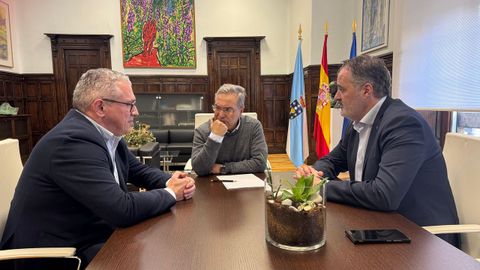 Luis Menor recibi� a Rub�n Saavedra (derecha) y Jos� Mar�a Jard�n