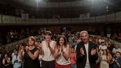 Ana Pont�n arrop� a Noa Presas en el mitin central de la campa�a en Ourense.