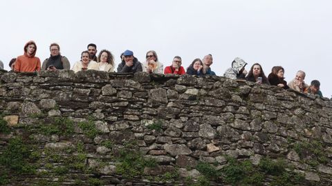 Cientos de personas siguieron el desfile desde el adarve de la Muralla