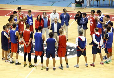 El presidente, Ra�l L�pez, y varios consejeros dieron la bienvenida a la plantilla. 