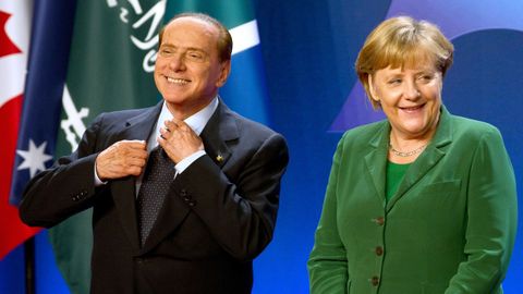 La entonces canciller alemana Angela Merkel con el entonces primer ministro italiano, esperando para hacerse la foto de familia en Cannes, en noviembre de 2011