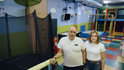 Jos lvarez y Gema del Valle, en el local de Bosque Arcoris en la ciudad de Ourense.
