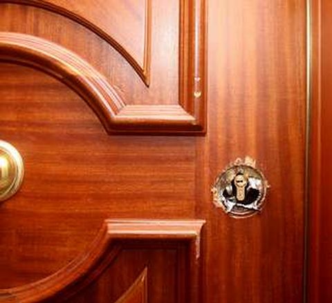 La puerta de un piso qued� as� tras el intento de robo.
