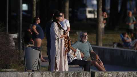 Ollando o ceo na alameda de Esteiro.