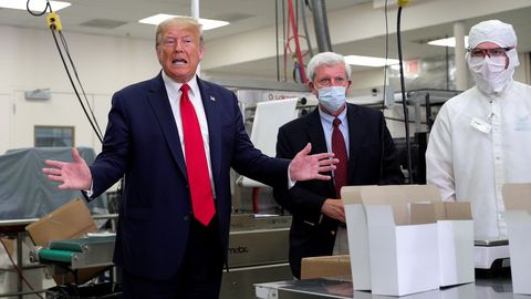 Trump, que sigue negándose a llevar mascarilla, durante su visita a una fábrica