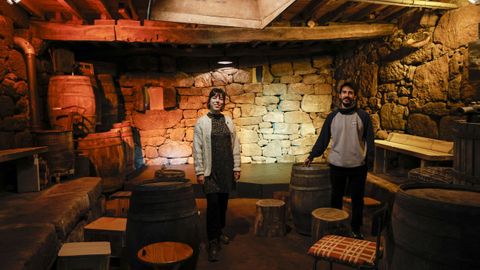 Alba y Patricio en el interior del furancho, una bodega en la que habilitaron un escenario