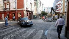 Un coche gira en la calle Carme para seguir por Igrexa en direcci�n contraria, esa alternativa se aplic� hasta cerca de las 11.30.