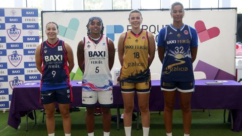 Las jugadoras del Baxi durante la firma de esta tarde