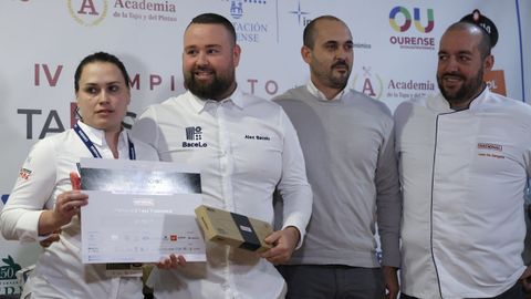 Alejandro Martínez y Mar Lago del restaurante BaceLo de Ferrol recogiendo el premio a la tapa más tradicional de la cuarta edición del Campeonato de Tapas y Pinchos de Galicia.