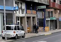 Una patrulla de la Polic�a Local segu�a ayer de servicio delante de la casa que sufri� el incendio.