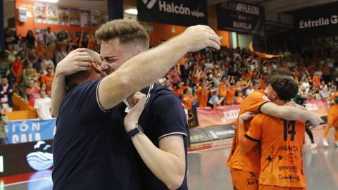 David Rial celebra el ascenso a Primera Divisi�n del Burela FS en junio del 2024 abraz�ndose a Luis Guill�n, delegado del equipo
