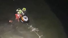 Imagen del rescate de la moto de agua en Soutomaior