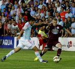 Nolito, autor del primer gol, y �lex Berganti�os, quien volvi� a jugar como central, pugnan por un bal�n dividido. 