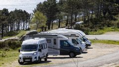 Autocaravanas estacionadas ayer en las inmediaciones de O Cabo de Fisterra, &uacute;nico municipio de la Costa da Morte en tener una ordenanza espec&iacute;fica para esta modalidad de veh&iacute;culos.