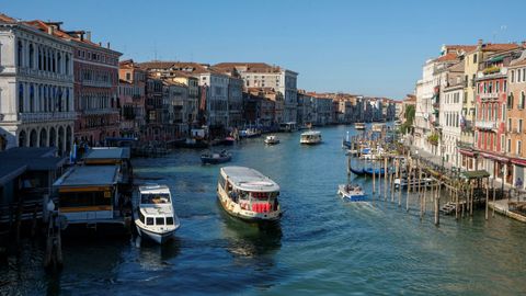El Gran Canal de Venecia comienza a recuperar cierto movimiento