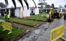 Operarios y maquinaria trabajan para habilitar unos pasillos de hormig�n liso. 