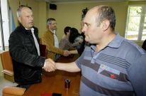 El concejal del BNG, Eduardo Chao, felicita a Edmundo Maseda, tras el pleno donde fue elegido alcalde. <span lang= es-es >x.r</span>
