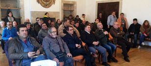 Hosteleros y representantes de asociaciones en la reuni�n que ayer se celebr� en Mondo�edo. 