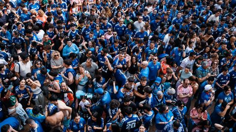 Cientos de personas durante la celebraci�n del ascenso a Primera Divisi�n del Real Oviedo