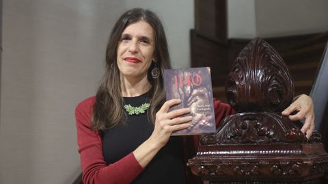 <strong>María José muestra el libro dedicado a su padre en el hotel donde fue subdirector, propiedad de la familia Ferreiro, el cual acogerá su presentación literaria mañana a las 20.00 horas. «Es una novela histórica que mezcla enigmas y misterios sobre el Camino de Santiago del siglo XII, en la que el vino sirve como hilo conductor», dice la autora. </strong>