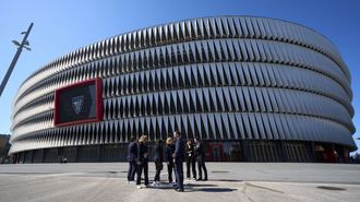 La delegaci�n de la FIFA, durante la visita al estadio de San Mam�s el pasado mes de marzo.