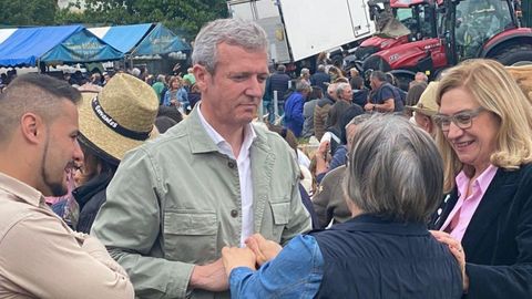 Alfonso Rueda, de campaña con el candidato del PP en Cervantes, en la Feira en defensa do gandeiro de montaña