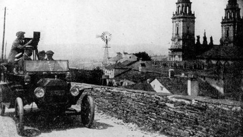 Famosa foto publicada en Vida Gallega con José Gil filmando desde la Muralla de Lugo