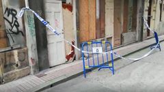 Precintan una acera en la calle Pastoriza por la ca�da de cascotes