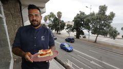 El cocinero del restaurante Ccero, Vctor Rubio, con uno de los platos para la noche de la batalla naval