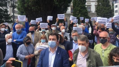 Los alcaldes de Salas y Tineo durante la concentraci�n ante Delegaci�n del Gobierno para urgir una soluci�n al argayo de Salas