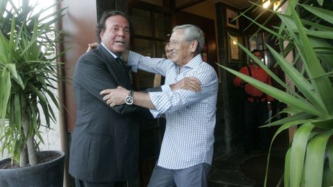 Julio Iglesias abraza a Fernando �nega en una imagen de archivo del verano del a�o 2012, cuando cenaron juntos en O Grove