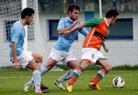 Isma (Ribadeo) persigue  a un jugador del Xallas con Andr�s Bouza ayudando en la presi�n.