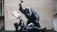 El mural de Banksy en una pared de los Reales Tribunales de Justicia de Londres