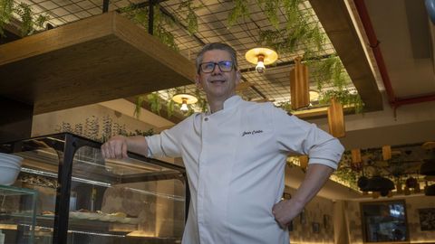 Juan Carlos Somoza es propietario del restaurante A Noiesa