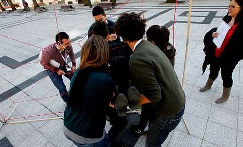 Los cient�ficos aprenden a trabajar en equipo para pasar por una tela de ara�a imaginaria.