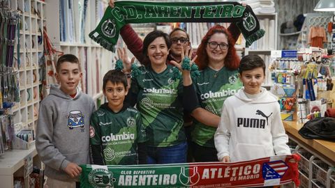 En la mercer�a La Moderna venden pulpos verdes de ganchillo, por la fiebre del Arenteiro