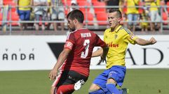 Mirandés: vistoso y arriesgado.Kijera golpea un balón en su último partido, frente al Cádiz