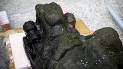 Escultura encontrada en el r�o Sar que representa a una Virgen con el ni�o