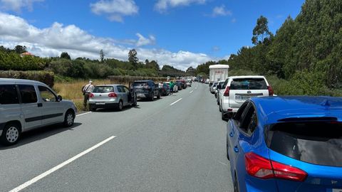 Vehículos parados en los extremos de los dos carriles de la A-6 en Aranga.