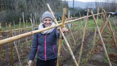 Milena, que lleg� desde Colombia a Pontevedra hace cuatro meses y cambi� el cultivo de caf� en su pa�s por el de repollos y guisantes en la huerta de la oeneg� Boa Vida. 