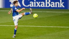 Blanco Leschuk Real Oviedo Tenerife Carlos Tartiere.Blanco Leschuk trata de rematar a porter�a ante el Tenerife