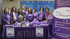 Integrantes de la Asociaci�n de Fibromialgia, Fatiga Cr�nica y Sensibilidad Qu�mica M�ltiple de Ourense posan en el CHUO por el d�a internacional de esta patolog�a.